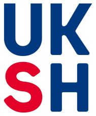 Blau rotes Logo mit Buchstaben UKSH des Universitätsklinikum Schleswig-Holstein