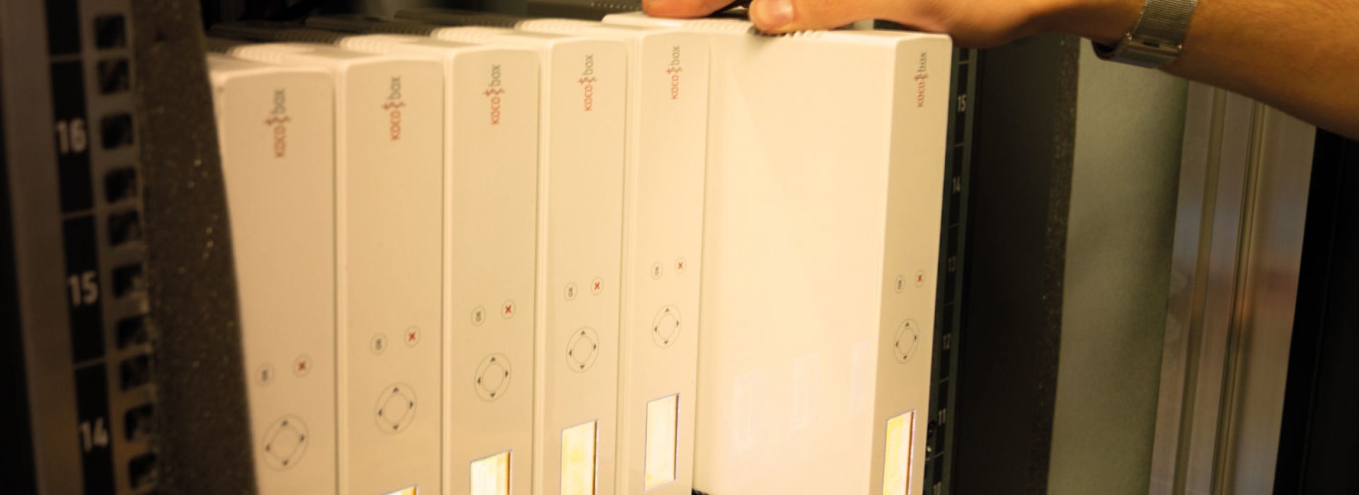 Mann installiert Koco Box Konnektoren in einem Serverschrank eines Rechenzentrums